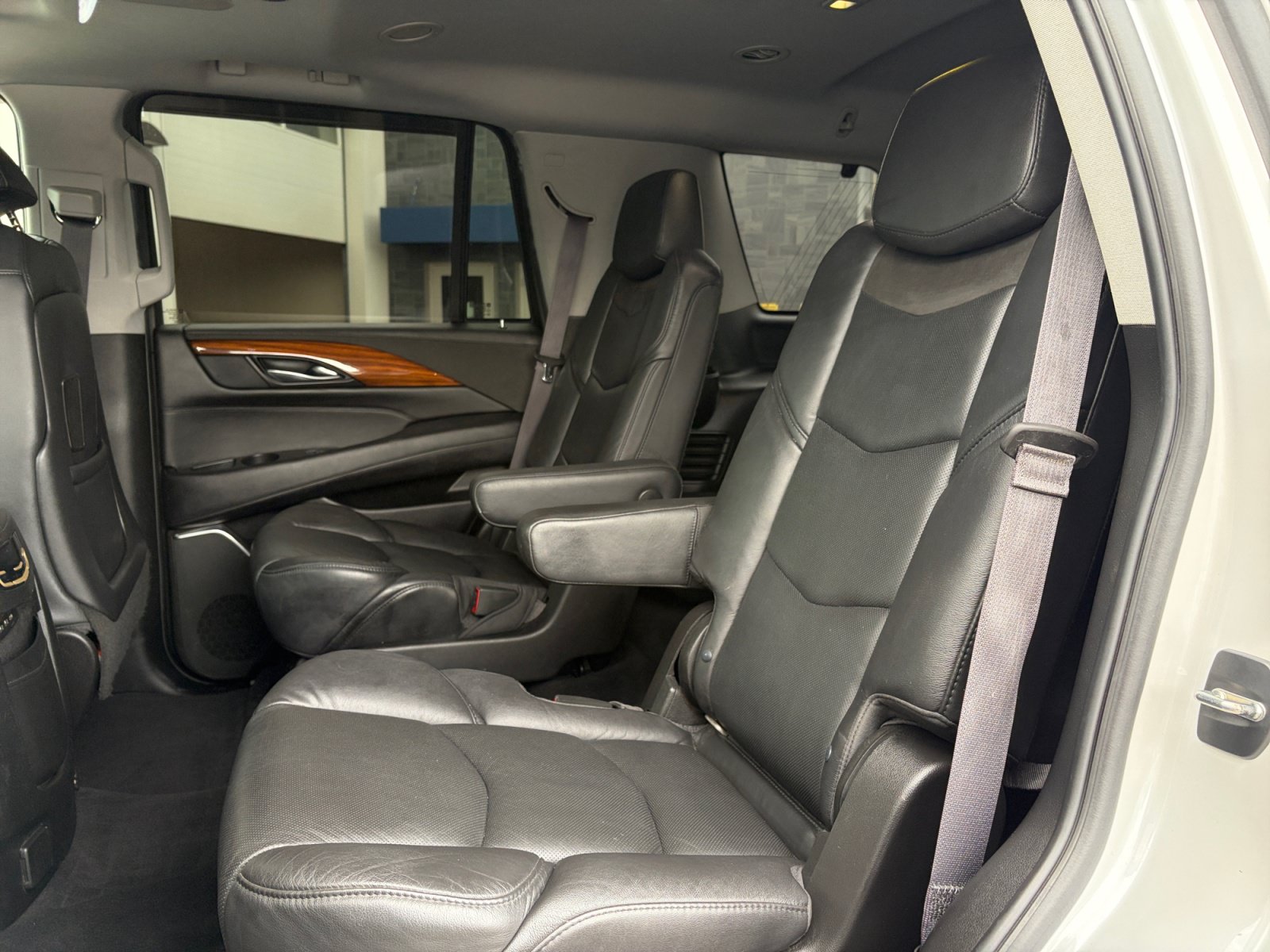 Used 2017 Cadillac Escalade Luxury AWD/4WD image 25