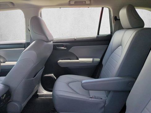 Used 2022 Toyota Highlander XLE FWD image 18
