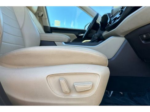 Used 2022 Toyota Highlander XLE image 24