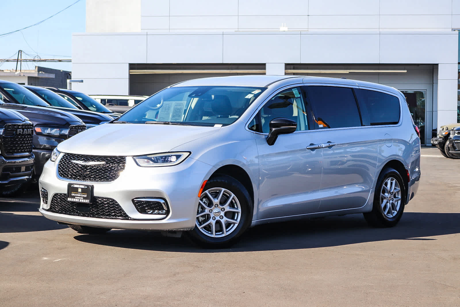 Used 2024 Chrysler Pacifica Touring-L FWD image 1