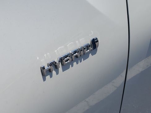 Used 2020 Toyota Prius LE FWD image 3