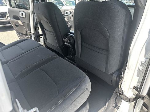 Used 2024 Jeep Wrangler Unlimited Sahara AWD/4WD image 16