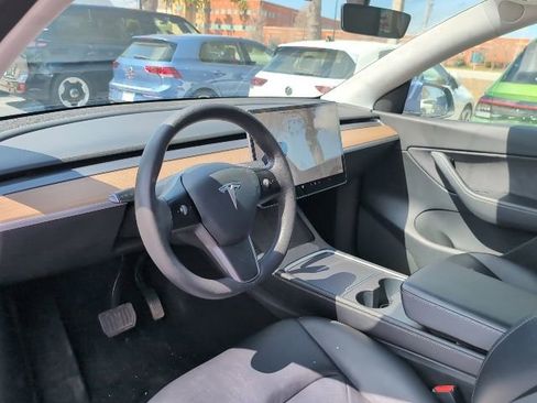 Used 2021 Tesla Model Y Long Range image 8
