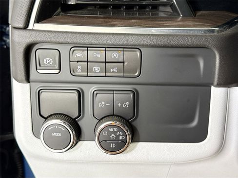 Used 2025 Chevrolet Suburban Premier image 25