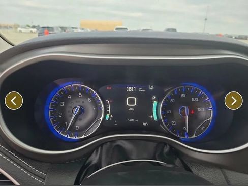 Used 2024 Chrysler Pacifica Touring-L FWD image 14