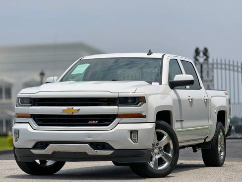 Used 2018 Chevrolet Silverado 1500 LT w/ All Star Edition AWD/4WD image 2