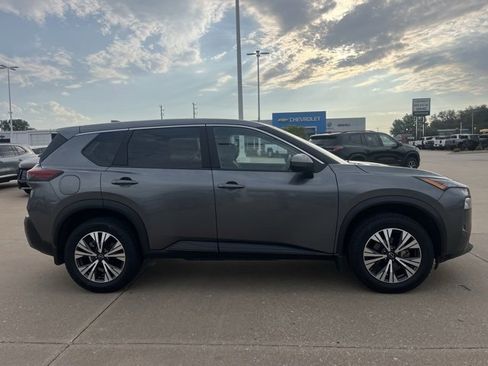 Used 2023 Nissan Rogue SV image 3