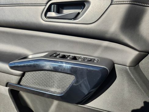 Used 2025 Nissan Pathfinder SV image 23