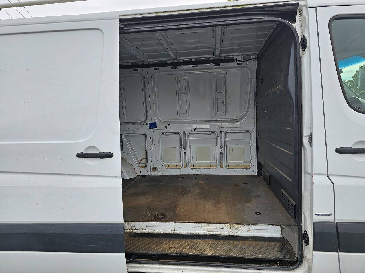 Used 2014 Mercedes-Benz Sprinter 2500 image 23