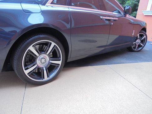 Used 2011 Rolls-Royce Ghost image 32