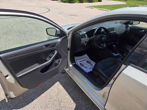 Used 2011 Volkswagen Jetta SE FWD image 17