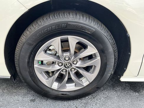 Certified 2021 Toyota Sienna XLE FWD image 26