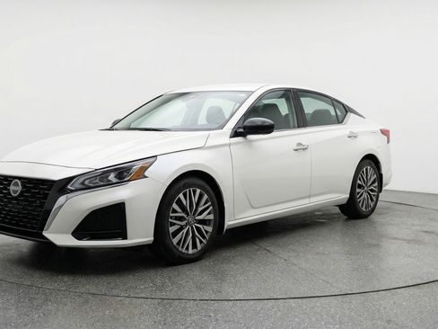 Used 2025 Nissan Altima 2.5 SV image 3