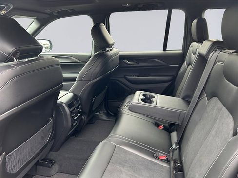 New 2025 Jeep Grand Cherokee image 16