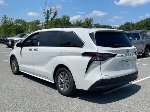 Used 2026 Toyota Sienna XLE FWD image 14