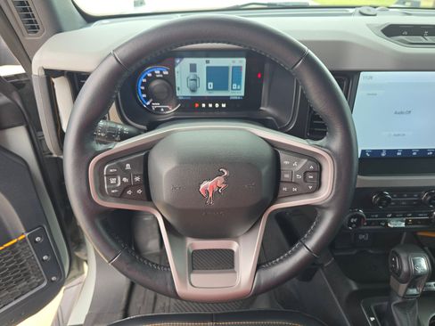 Used 2023 Ford Bronco Badlands image 16