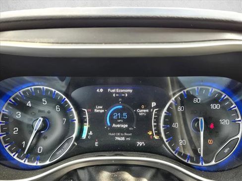 Used 2021 Chrysler Pacifica Touring-L image 10