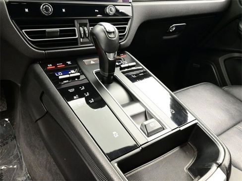 Used 2022 Porsche Macan image 11