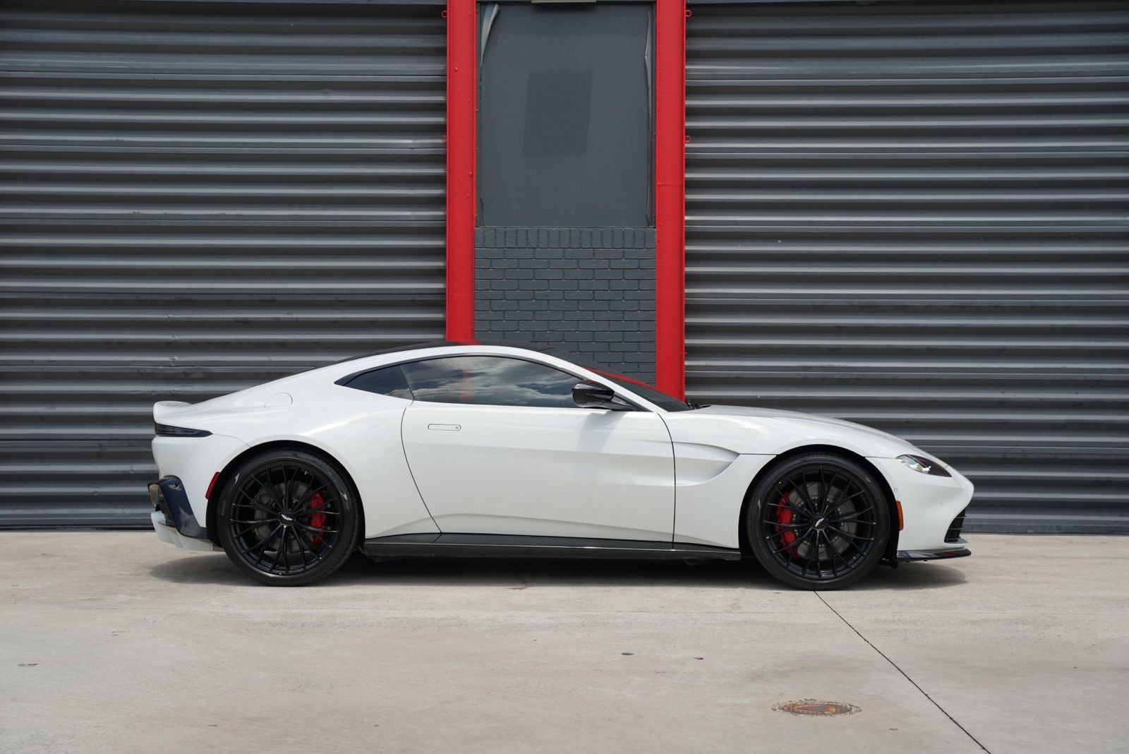 Used 2023 Aston Martin V8 Vantage Coupe RWD image 7