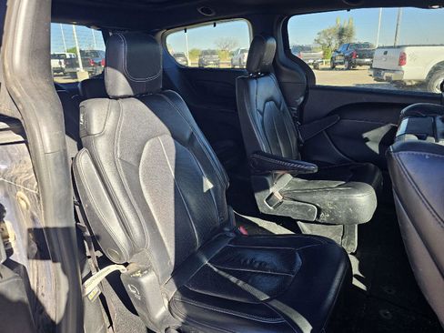 Used 2018 Chrysler Pacifica Touring-L Plus image 17