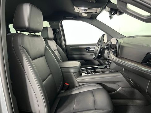Used 2025 Chevrolet Suburban Z71 image 33
