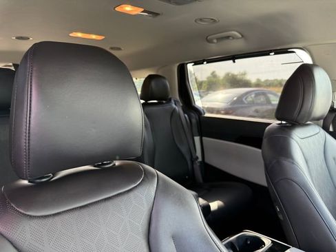Used 2024 Kia Carnival EX FWD image 25