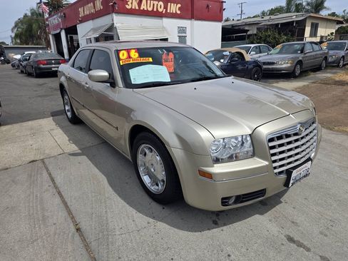 Used 2006 Chrysler 300 Touring RWD image 4