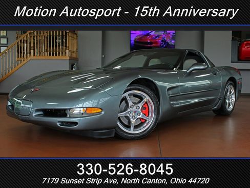 Used 2004 Chevrolet Corvette Coupe w/ Preferred Equipment Group RWD image 1