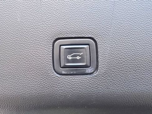 Used 2023 Chevrolet Traverse Premier AWD/4WD image 8