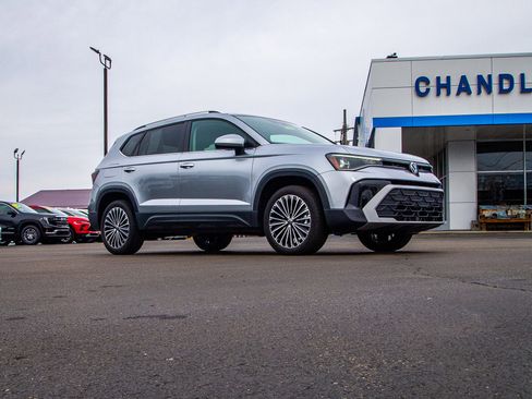 Used 2025 Volkswagen Taos SE image 9