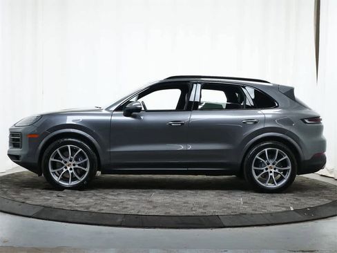 Used 2025 Porsche Cayenne image 2