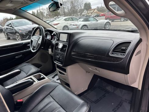 Used 2015 Chrysler Town & Country Touring w/ Driver Convenience Group image 20