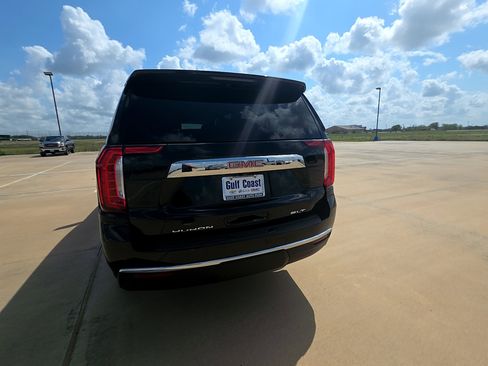Used 2023 GMC Yukon XL SLT w/ SLT Premium Package image 9