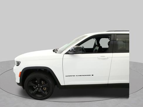 Used 2024 Jeep Grand Cherokee Altitude AWD/4WD image 5