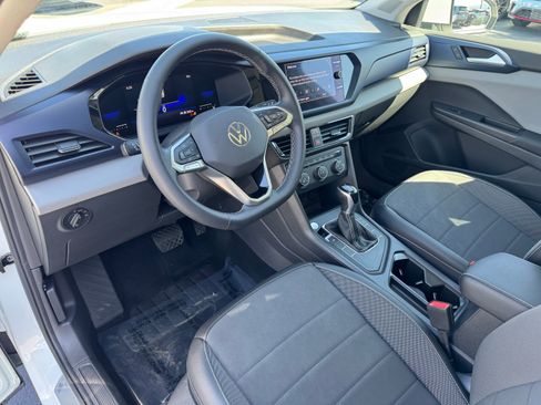Used 2022 Volkswagen Taos SE w/ Panoramic Sunroof Package FWD image 17