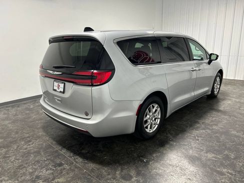 Used 2024 Chrysler Pacifica Touring-L FWD image 5