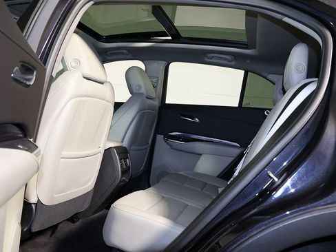 Used 2023 Cadillac XT4 Luxury w/ Cold Weather Package FWD image 14
