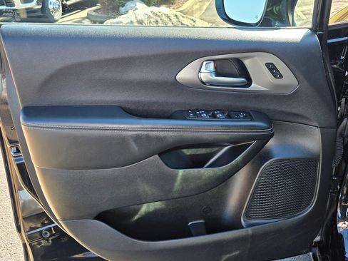 Used 2025 Chrysler Pacifica Select FWD image 11