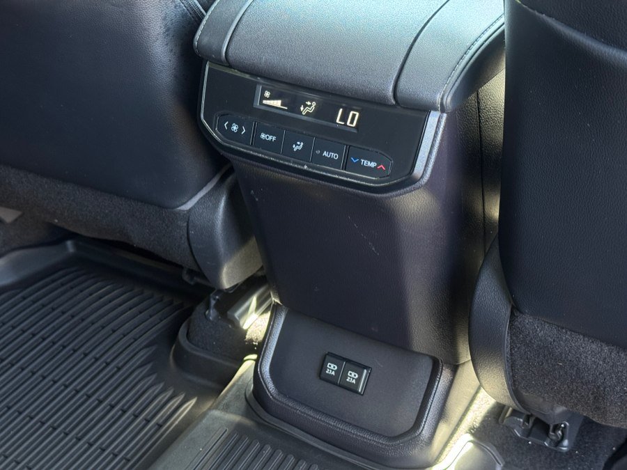 Used 2021 Toyota Highlander XLE AWD/4WD image 38