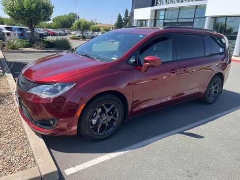Used 2020 Chrysler Pacifica Touring-L FWD image 1