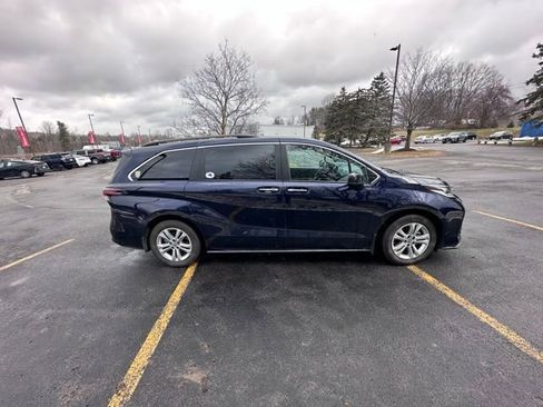 Used 2023 Toyota Sienna XSE w/ XSE Plus Package image 2