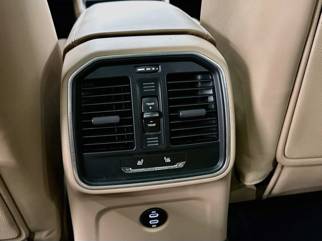 Certified 2025 Porsche Macan AWD/4WD image 26