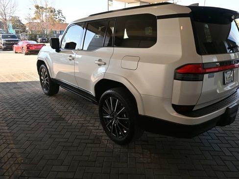 Used 2024 Lexus GX 550 image 3