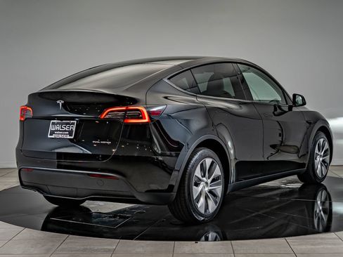 Used 2024 Tesla Model Y Long Range AWD/4WD image 5