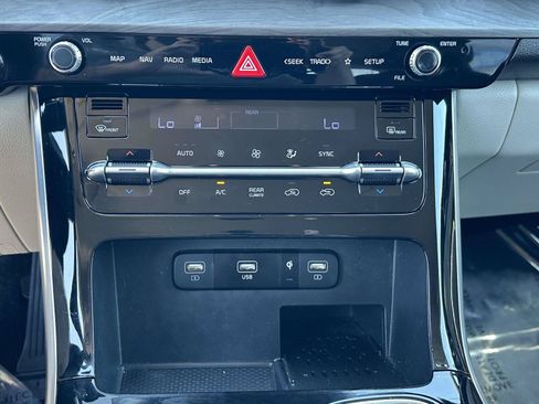 Used 2024 Kia Carnival EX FWD image 9