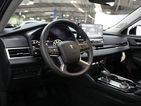 New 2026 Mitsubishi Outlander ES FWD image 5