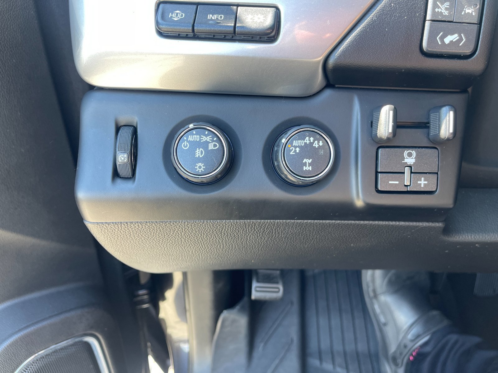 Used 2018 Chevrolet Suburban Premier AWD/4WD image 36