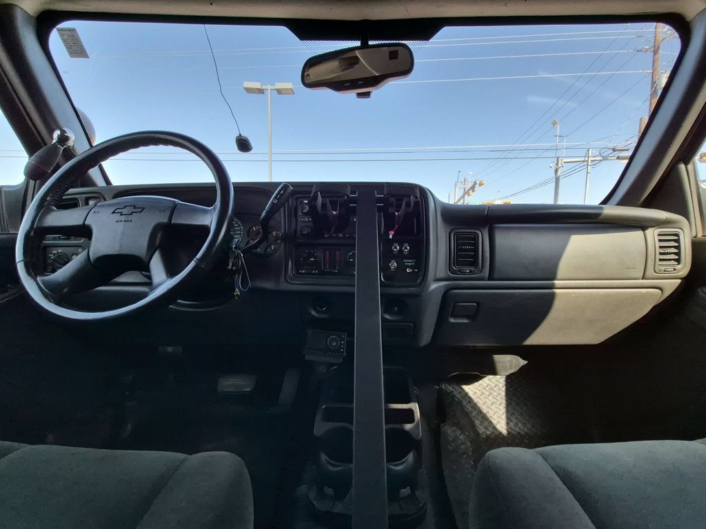 Used 2004 Chevrolet Silverado 2500 LS w/ Skid Plate Package AWD/4WD image 2