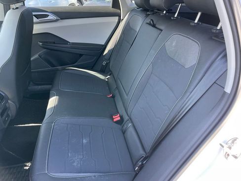 Certified 2025 Volkswagen Taos SE w/ Panoramic Sunroof Package image 7