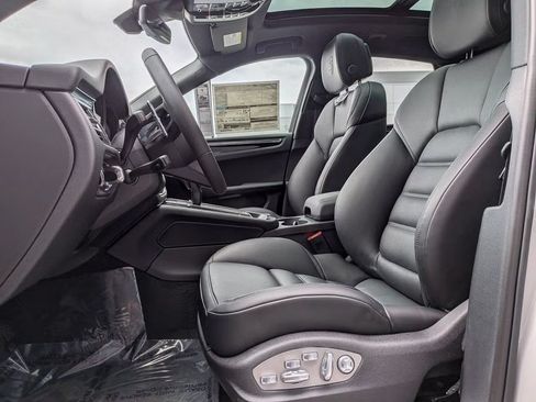 Certified 2026 Porsche Macan AWD/4WD image 5